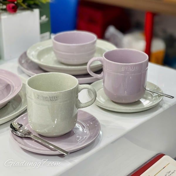 Chất liệu sứ cao cấp:  Được nung ở nhiệt độ cao, bền chắc, khả năng chống xước, chịu nhiệt tốt.