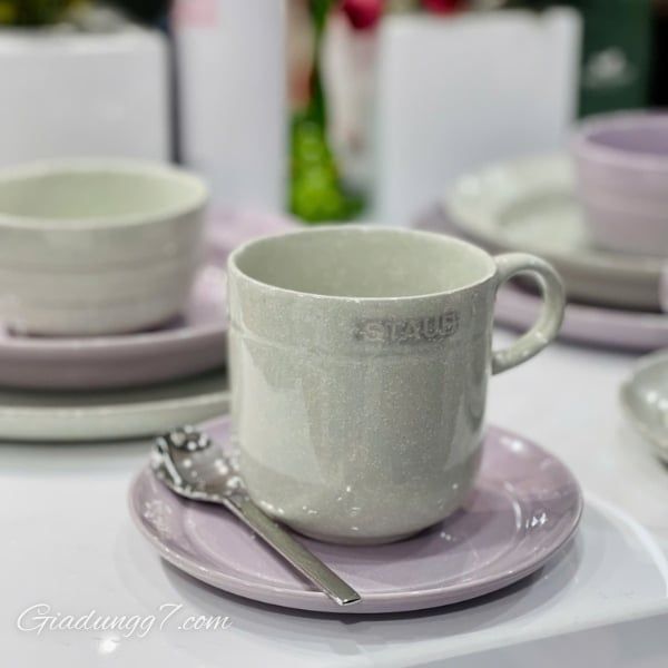 Chất liệu sứ cao cấp:  Được nung ở nhiệt độ cao, bền chắc, khả năng chống xước, chịu nhiệt tốt.