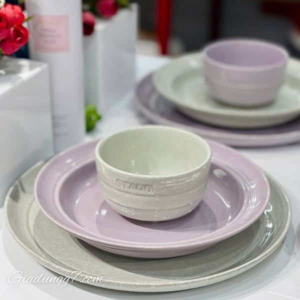 Chất liệu sứ cao cấp:  Được nung ở nhiệt độ cao, bền chắc, khả năng chống xước, chịu nhiệt tốt.