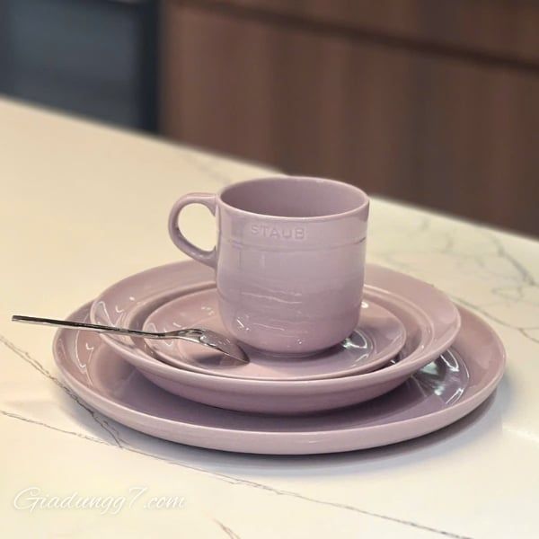 Chất liệu sứ cao cấp:  Được nung ở nhiệt độ cao, bền chắc, khả năng chống xước, chịu nhiệt tốt.