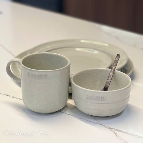 Chất liệu sứ cao cấp:  Được nung ở nhiệt độ cao, bền chắc, khả năng chống xước, chịu nhiệt tốt.