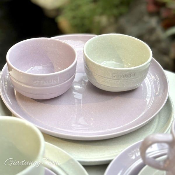 Chất liệu sứ cao cấp:  Được nung ở nhiệt độ cao, bền chắc, khả năng chống xước, chịu nhiệt tốt.