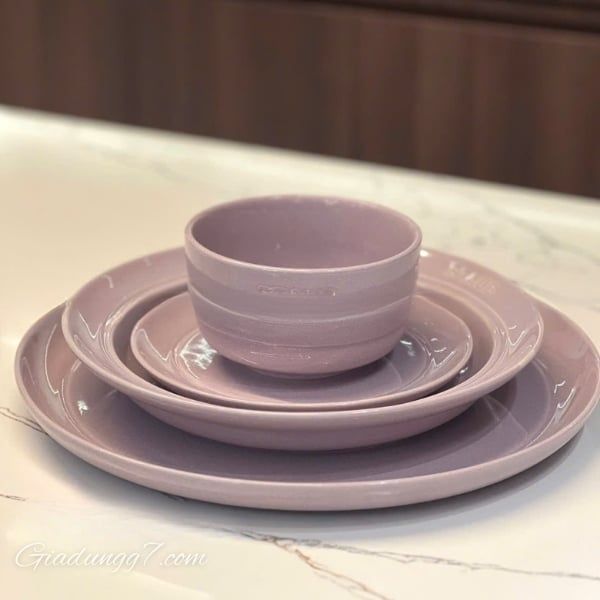Chất liệu sứ cao cấp:  Được nung ở nhiệt độ cao, bền chắc, khả năng chống xước, chịu nhiệt tốt.