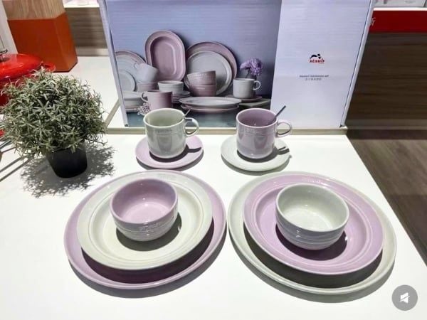 Chất liệu sứ cao cấp:  Được nung ở nhiệt độ cao, bền chắc, khả năng chống xước, chịu nhiệt tốt.