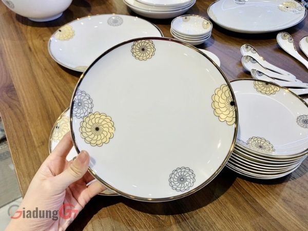 Bộ bát đĩa sứ xương Imperialondon hoa đồng tiền là món đồ hoàn hảo để sử dụng cho hầu hết mọi bữa ăn.