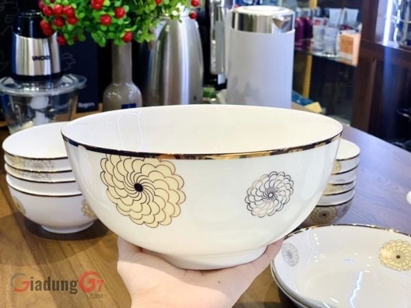 Bộ bát đĩa sứ xương Imperialondon có đường viền vàng truyền thống với thiết kế chạm nổi trên chất liệu sứ xương mờ nhẹ.