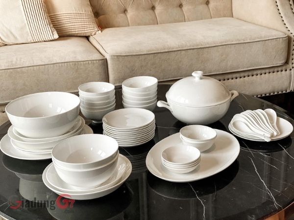 Bộ bát đĩa Imperialondon trắng trơn được làm bằng sứ xương chất lượng và sự sang trọng đơn giản của nó khiến nó trở thành sự lựa chọn phù hợp cho nhiều cách sắp đặt bàn ăn