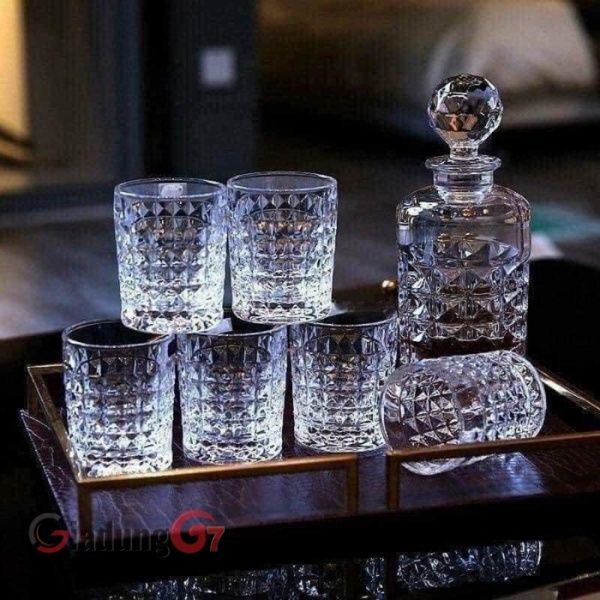 Bộ bình rượu Bohemia Diamond kèm 6 cốc nổi bật với sự tinh khiết và sự tươi sáng của thủy tinh pha lê, kết hợp với thiết kế hoạ tiết kim cương lấp lánh