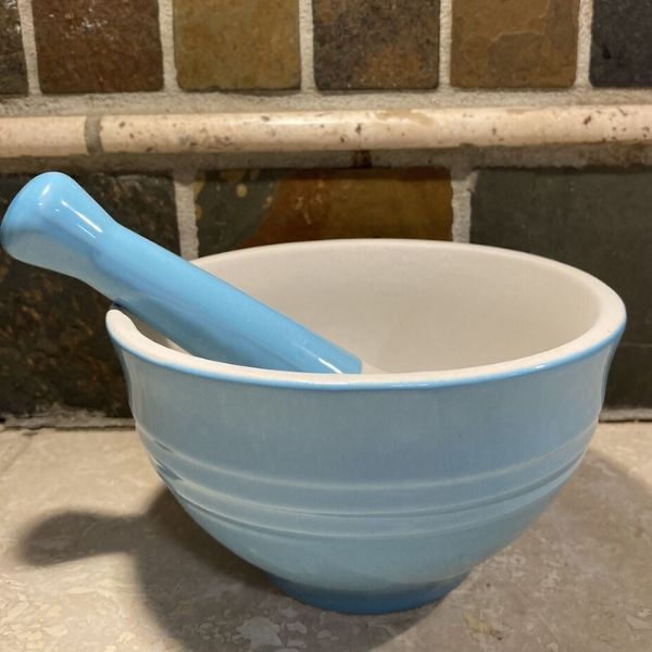 Bộ chày cối Le Creuset 11,5 cm màu xanh caribe Dễ dàng cầm nắm, vệ sinh bề mặt không mùi và không vị
