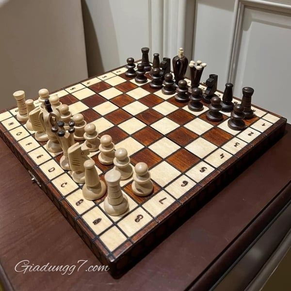 Bộ cờ vua thủ công Albatros Royal&nbsp;giữ lại tất cả những ưu điểm của cờ vua cổ điển và là một trò chơi chất lượng dành cho các chiến lược gia ở mọi lứa tuổi!