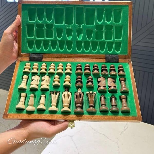 Bộ cờ vua quốc tế gỗ châu Âu Albatros Royal&nbsp;tồn tại qua nhiều năm mà vẫn trông mới và sang trọng.