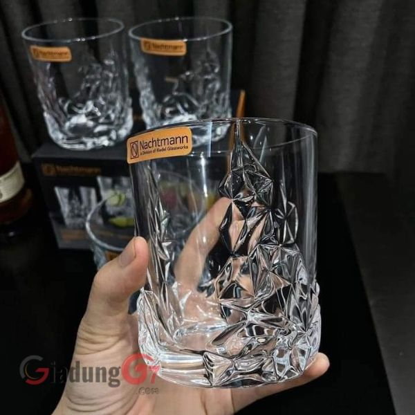 Bộ ly uống whisky Nachtmann Sculpture 365 ml được chế tác đẹp mắt mang đến sự trình bày trang nhã về rượu whisky, rượu mạnh và cả cocktail hoặc nước ngọt.