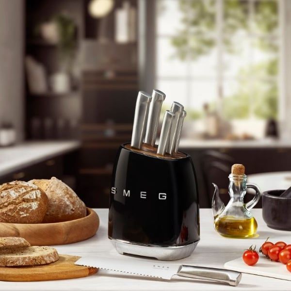 Bộ dao Smeg KBSF02BL màu đen Thẩm mỹ: Phong cách thập niên 50