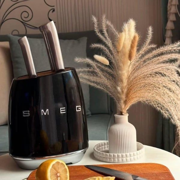 Bộ dao Smeg KBSF02BL màu đen Đế chống trượt đảm bảo sự ổn định tuyệt đối trong quá trình sử dụng