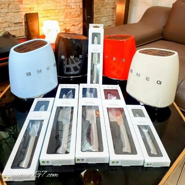 Bộ dao Smeg KBSF02CR màu kem (6 dao, 1 giá đỡ) là sự kết hợp hoàn hảo giữa tính thẩm mỹ tinh tế và hiệu quả sử dụng