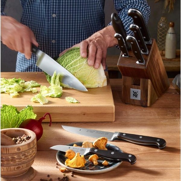 Bộ dao WMF Asia 6 món với 2 dao chặt là dòng dao cao cấp hàng đầu, cộng với thiết kế thú vị với các cạnh kẹp tròn làm cho dao cảm thấy tốt hơn trong tay.