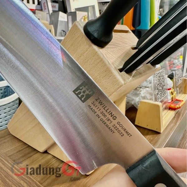 Bộ dao Zwilling Gourmet 6 món được làm bằng thép không gỉ chất lượng cao và có tay cầm bằng nhựa tổng hợp tiện lợi.