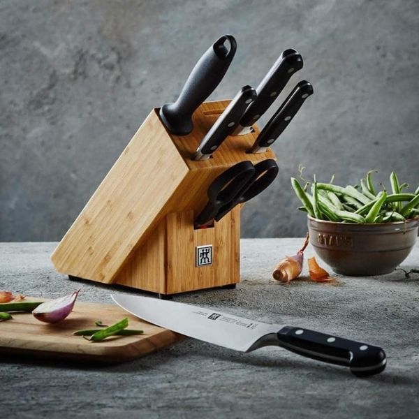 Bộ dao Zwilling Gourmet gồm 7 món, bao gồm dao gọt, dao thái, dao bếp, dao cắt bánh mỳ, thanh mài và khối gỗ đựng dao.