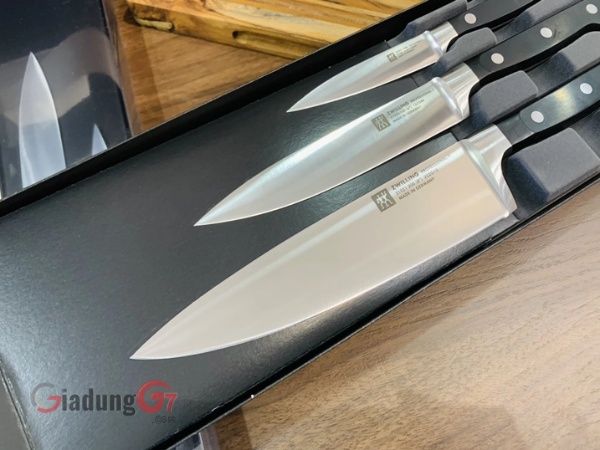 Bộ dao Zwilling Professional S rất sắc bén, nhiều năm liền bạn không cần mài dao cũng có thể sử dụng không hề bị bào mòn.