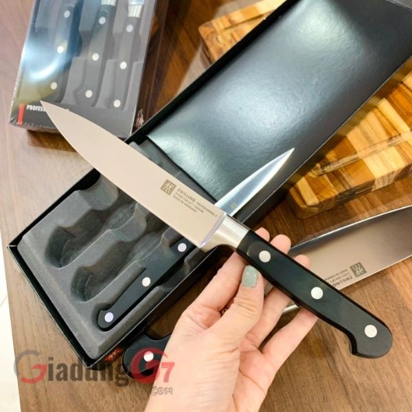 Bộ dao Zwilling Professional S 3 món cực kỳ bền và sắc bởi được sản xuất theo công nghệ SIGMAFORGE, lưỡi dao và cán dao được đúc nguyên khối cực kỳ chắc chắn