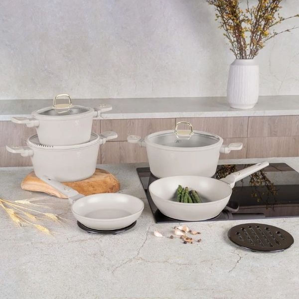 Nồi, chảo và các phụ kiện thuộc dòng EMERALD METALLIC LINE của BERLINGER HAUS được làm bằng nhôm rèn chất lượng cao được phủ một lớp titan có hệ số độ cứng rất cao.