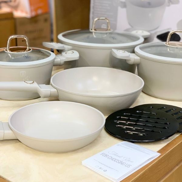 Bộ nồi Berlinger Haus BH/8080 5 món 10 chi tiết màu kem là một trong những dòng sản phẩm được ưa chuộng nhất của Bộ sưu tập BerlingerHaus Emerald