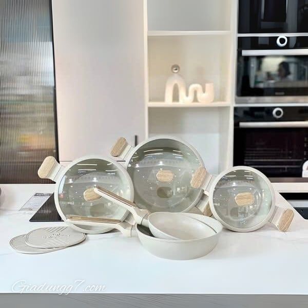 Bộ nồi Berlinger Haus BH/8324 màu kem Tay cầm và núm vặn mềm mại, tiện dụng, luôn mát mẻ