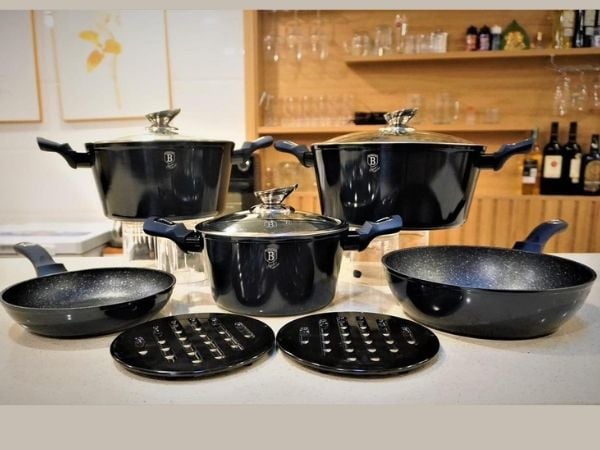 Bộ nồi BerlingerHaus BH/1663N 10 món là sự kết hợp của màu đen và kim loại ánh vàng vừa hiện đại vừa sang trọng, đẳng cấp.