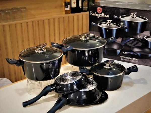 Bộ nồi BerlingerHaus BH/1663N 10 món là sự kết hợp của màu đen và kim loại ánh vàng vừa hiện đại vừa sang trọng, đẳng cấp.