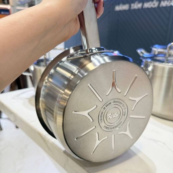 Bộ nồi Fissler Original Profi Collection 5 món (4 nồi, 1 quánh) Tay cầm cực kì chắc chắn và cách nhiệt tốt