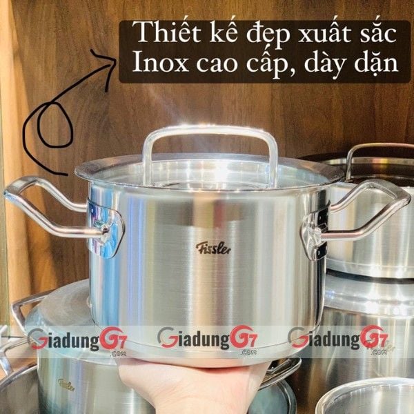 Bộ nồi Fissler Original Profi 6 món (4 nồi, 1 chảo, 1 quánh) được thiết kế vô cùng tinh xảo, được làm bằng chất liệu thép không gỉ 18/10 sáng bóng, đầy mạnh mẽ và cực kỳ ổn định
