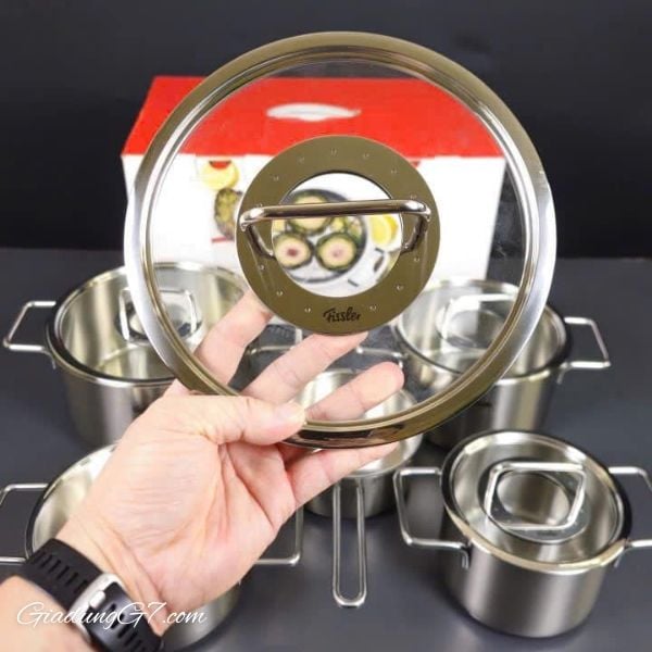 Bộ nồi Fissler Pure Profi 5 món nắp kính với mỗi sản phẩm sở hữu thiết kế tay cầm rộng, dễ dàng di chuyển trong thời gian nấu nướng.