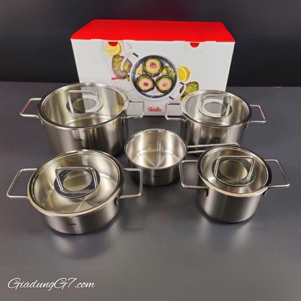 Bộ nồi Fissler Pure Collection 5 món nắp kính (4 nồi, 1 quánh) là bộ chảo chuyên nghiệp, tuyệt đẹp được làm từ thép không gỉ được đánh bóng.