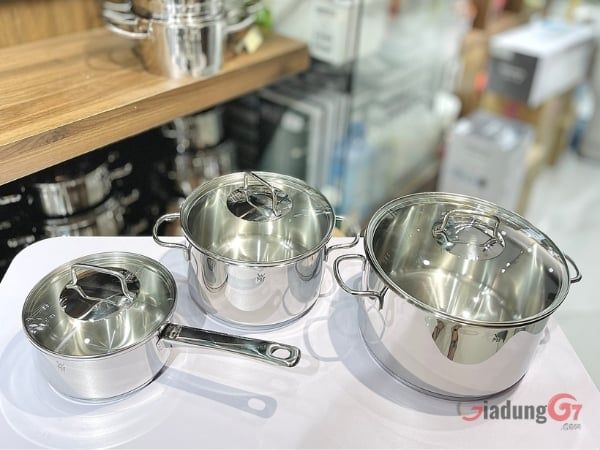 Bộ nồi WMF Astoria 3 chiếc Tay cầm được thiết kế công thái học, làm từ thép không gỉ satin.