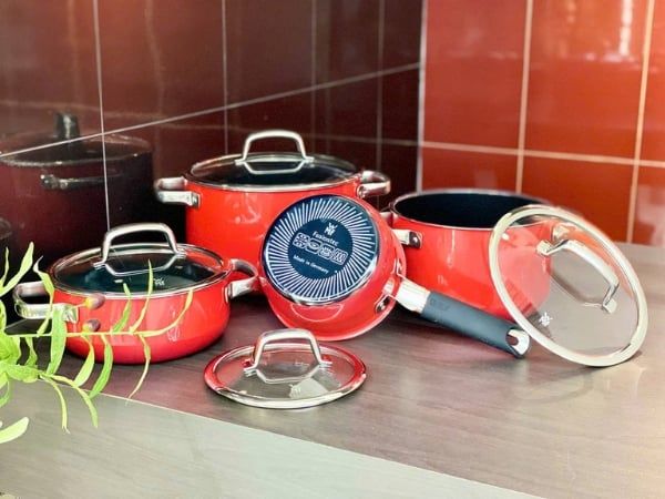 Bộ nồi WMF Fusiontec Mineral 4 chiếc màu đỏ có Khả năng chống trầy xước và mài mòn