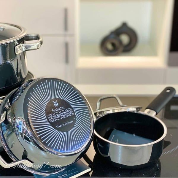 Bộ nồi WMF Fusiontec Mineral 4 chiếc Vành rót rộng giúp rót thức ăn ra ngoài một cách dễ dàng mà không bị nhỏ giọt.