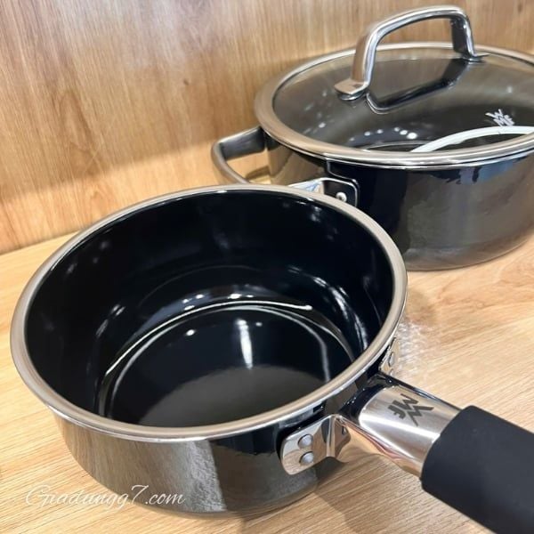 Trọn bộ sản phẩm nồi WMF Fusiontec Mineral 4 chiếc gây ấn tượng với nắp đậy độc đáo, nhờ đó bạn có thể dễ dàng rót chất lỏng mà không cần rây.