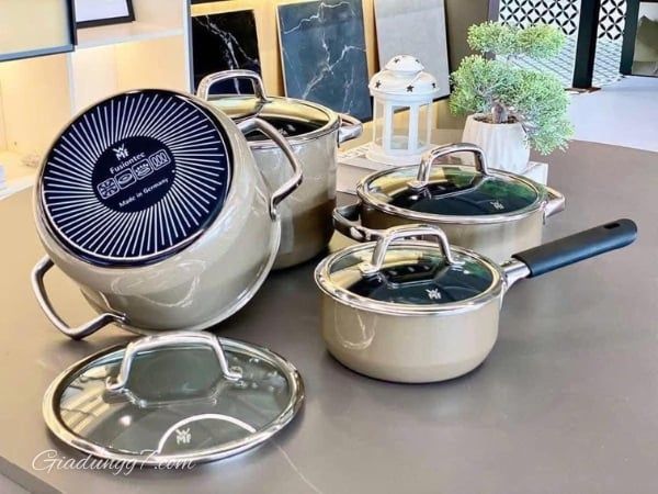 Bộ nồi WMF Fusiontec Mineral 4 chiếc màu nâu được đặc trưng bởi thiết kế phi thường với màu sắc lấy cảm hứng từ khoáng chất và hiệu ứng kim loại tinh tế.