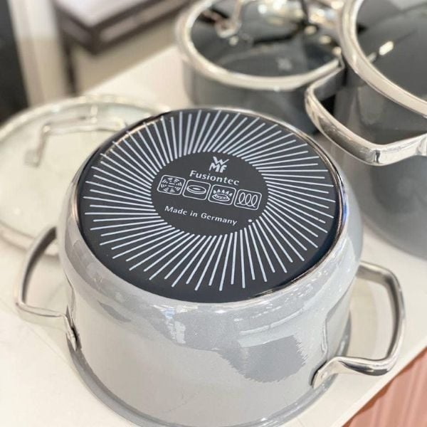 Bộ nồi WMF Fusiontec Mineral với đáy chịu nhiệt và dùng được trên bếp từ