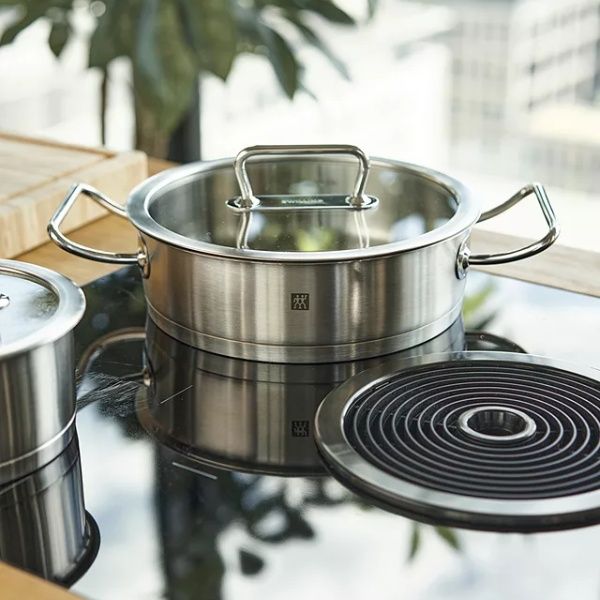 Bộ nồi Zwilling Vitality 4 món được thiết kế đặc biệt cho bếp từ, có thể dùng được cho mọi loại bếp, sử dụng được cả trong lò nướng và máy rửa bát
