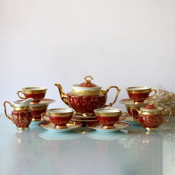Họa tiết sang trọng và độc đáo của Bộ trà sứ đỏ dây vàng giúp bạn thưởng thức trà theo phong cách hoàng gia