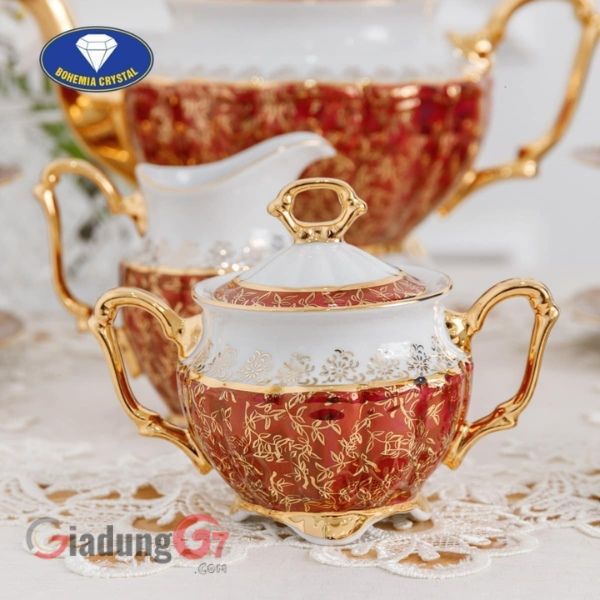 Họa tiết sang trọng và độc đáo của Bộ trà sứ đỏ dây vàng giúp bạn thưởng thức trà theo phong cách hoàng gia