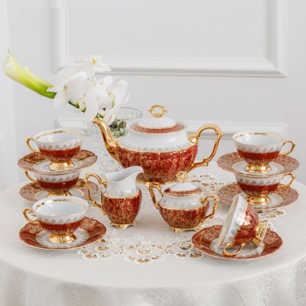 Bộ trà sứ Tiệp đỏ dây vàng 15 món men ngọc trai gồm: 1 ấm 900ml, 6 chén 170ml, âu đựng đường và ca sữa 200ml.