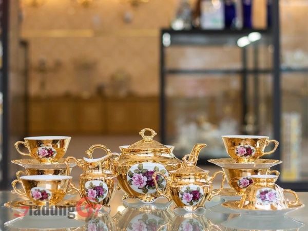 Bộ trà sứ Tiệp hoa hồng mạ vàng 15 món men ngọc trai gồm: 1 ấm 900ml, 6 chén 170ml, âu đựng đường và ca sữa 200ml.
