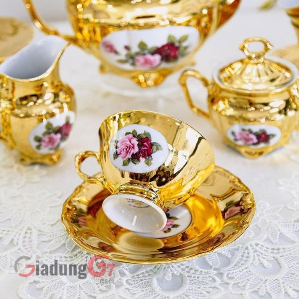 Họa tiết sang trọng và độc đáo của Bộ trà sứ hoa hồng mạ vàng giúp bạn thưởng thức trà theo phong cách hoàng gia