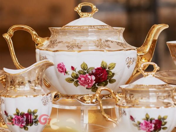 Bộ trà sứ Tiệp hoa hồng mạ vàng 15 món men ngọc trai gồm: 1 ấm 900ml, 6 chén 170ml, âu đựng đường và ca sữa 200ml. M