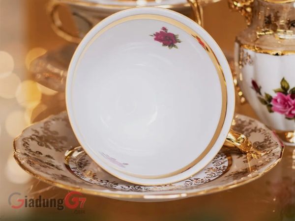 Họa tiết sang trọng và độc đáo của Bộ trà sứ hoa hồng mạ vàng dây vàng giúp bạn thưởng thức trà theo phong cách hoàng gia