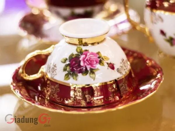 Họa tiết sang trọng và độc đáo của Bộ trà sứ hoa hồng viền đỏ giúp bạn thưởng thức trà theo phong cách hoàng gia