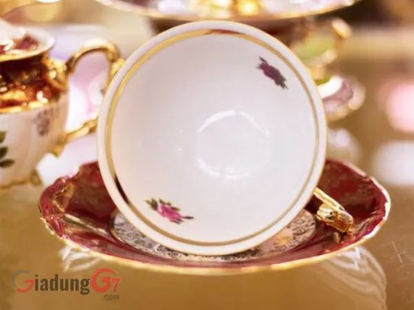 Họa tiết sang trọng và độc đáo của Bộ trà sứ hoa hồng viền đỏ giúp bạn thưởng thức trà theo phong cách hoàng gia