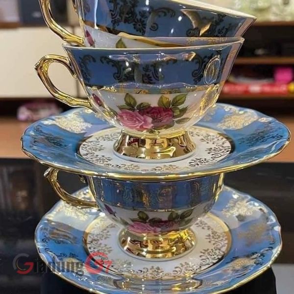 Họa tiết sang trọng và độc đáo của Bộ trà sứ hoa hồng viền xanh da trời dây vàng giúp bạn thưởng thức trà theo phong cách hoàng gia